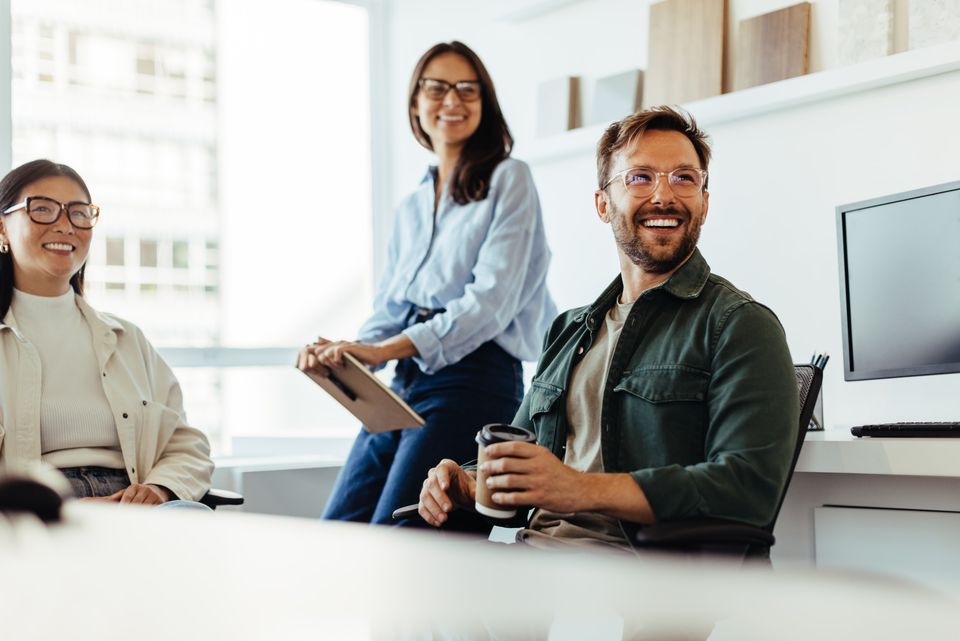 Entspanntes Team im Büro